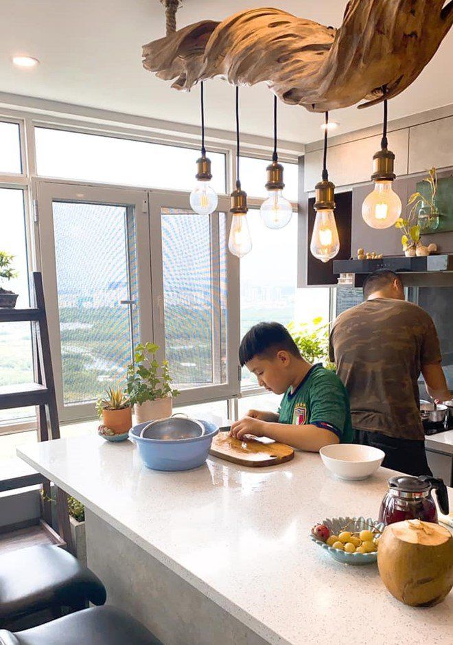 Quý ông bận trăm công nghìn việc vẫn đứng bếp: Kim Lý nhập hội