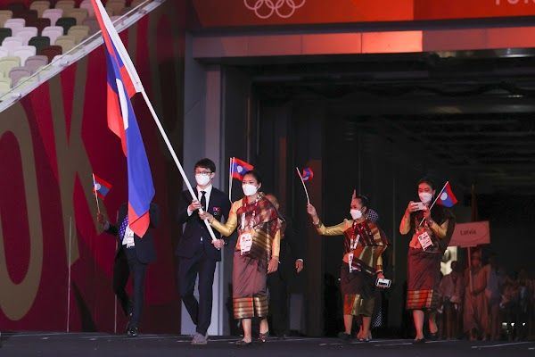 Nam sinh ĐH KHXH&NV cầm cờ ở Olympic Tokyo: sinh năm 1999, thi môn bơi