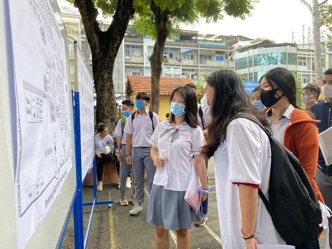 Nam sinh vừa biết điểm tốt nghiệp đã được bố tặng xe ô tô 1 tỷ