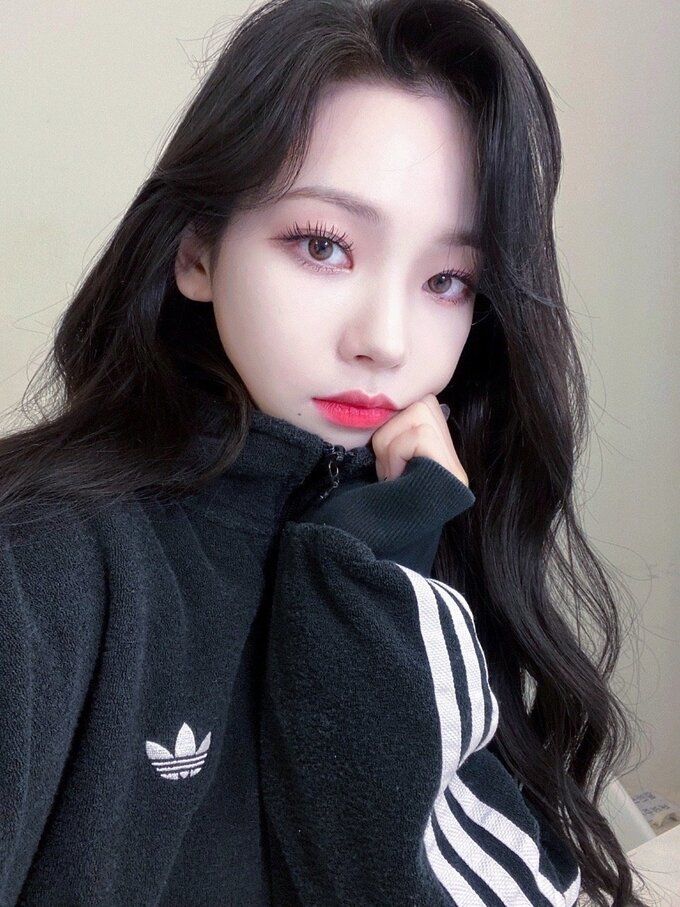 Karina tự sướng gây sốt, fan khui lại ảnh selfie của loạt idol nữ