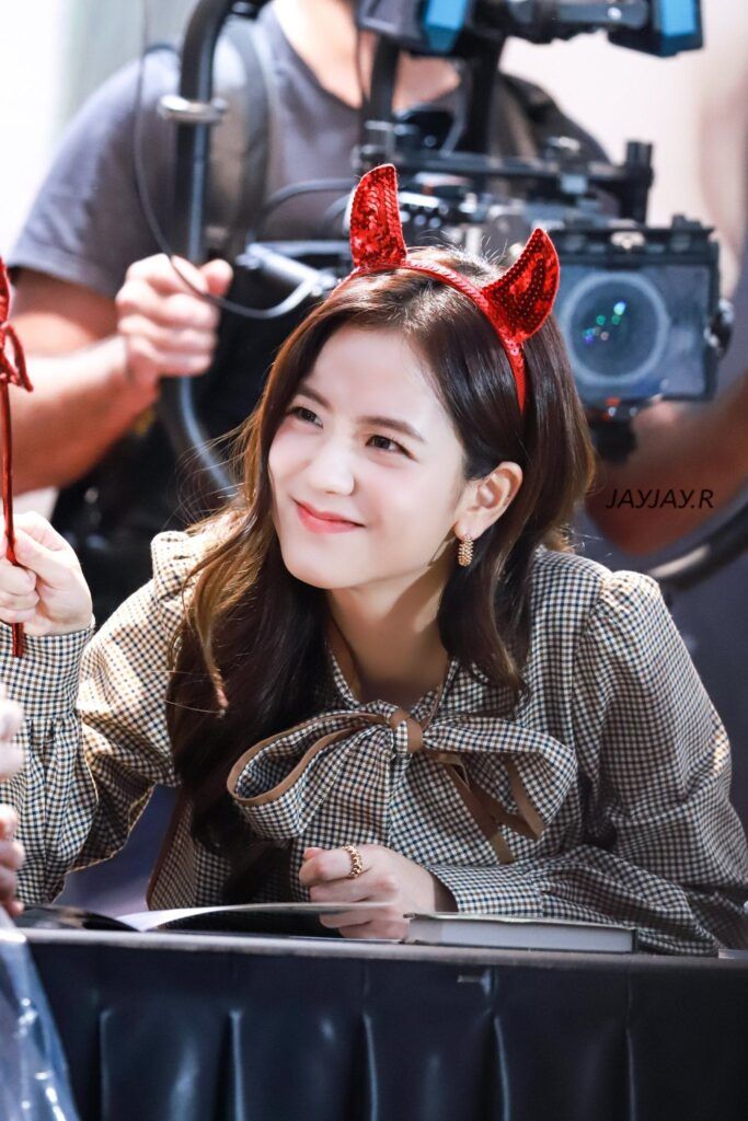 Ngắm loạt phụ kiện tóc của idol Hàn: Nhỏ mà giá toàn chục triệu đồng