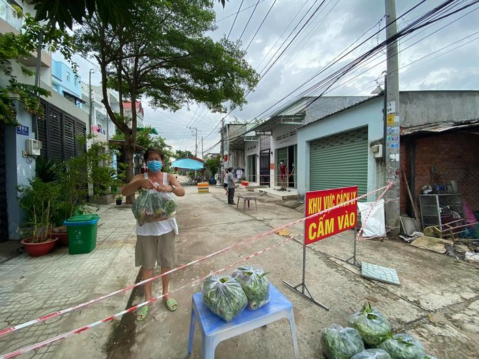 Ngày thường làm giám đốc còn mùa dịch đi chở đồ phát cho bà con