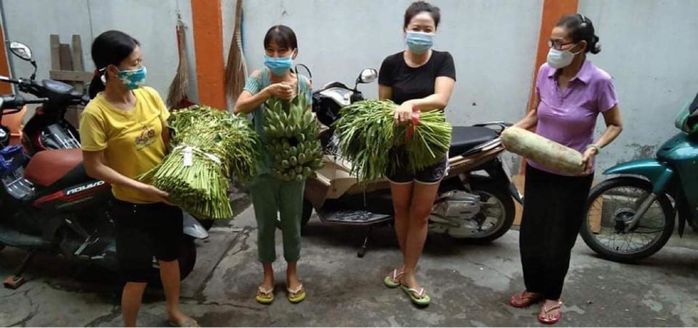 Ngày thường làm giám đốc còn mùa dịch đi chở đồ phát cho bà con