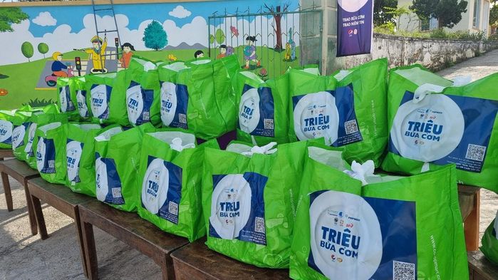 Nghệ sĩ Việt và Triệu bữa cơm mang theo triệu tình yêu thương