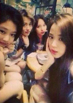 Nghịch lý Kpop: Fandom liên tục khẩu chiến nhưng idol thân nhau