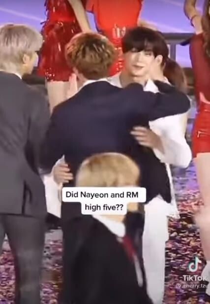 Nghịch lý Kpop: Fandom liên tục khẩu chiến nhưng idol thân nhau