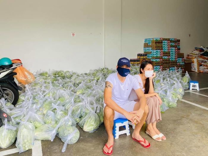 Ngô Thanh Vân và tình trẻ cùng kêu gọi quyên góp mua máy thở