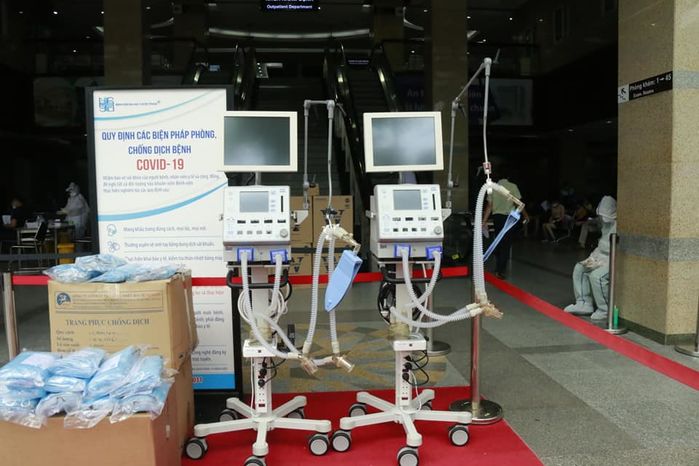 Ngô Thanh Vân và tình trẻ cùng kêu gọi quyên góp mua máy thở
