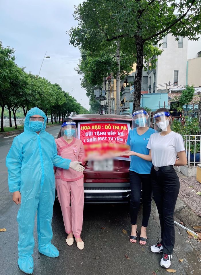 Ngô Thanh Vân và tình trẻ cùng kêu gọi quyên góp mua máy thở