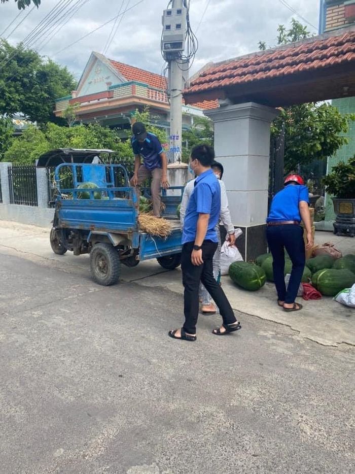 Người dân Bình Định gửi bí đao khổng lồ ủng hộ SG, động viên xúc động