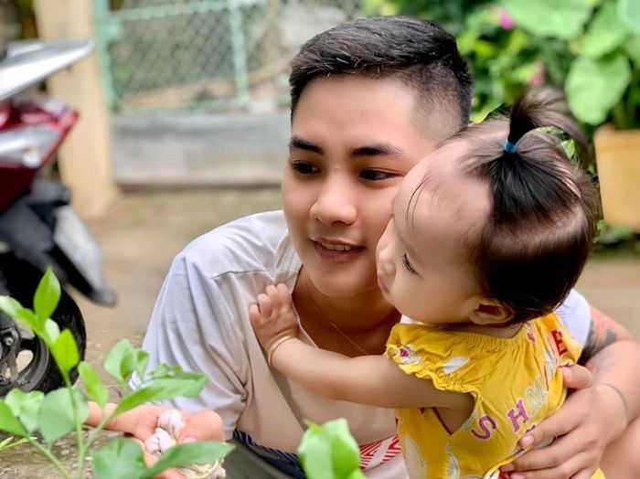 Cuộc sống hiện tại của người đàn ông Việt đầu tiên sinh con sau ly hôn