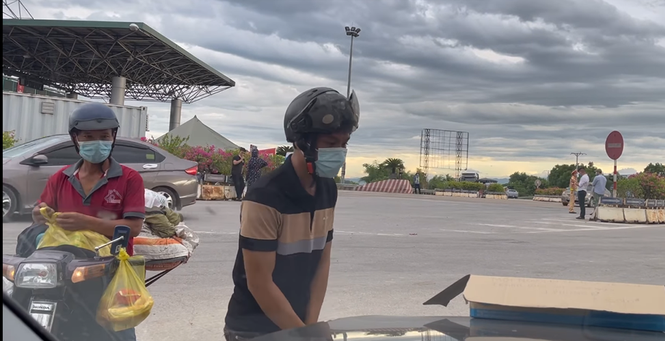 Người đi xe máy về quê được mạnh thường quân “tiếp sức” ăn uống