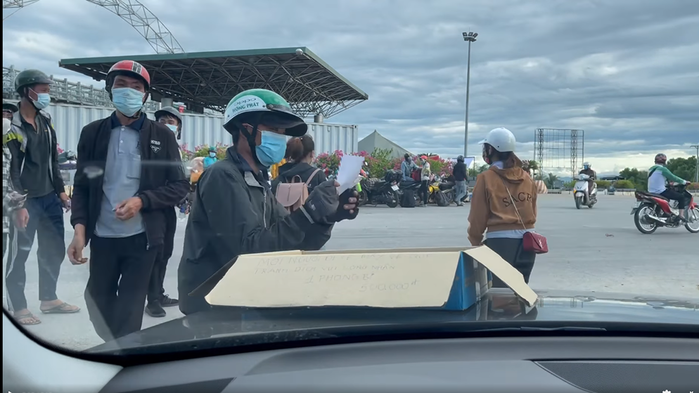 Người đi xe máy về quê được mạnh thường quân “tiếp sức” ăn uống