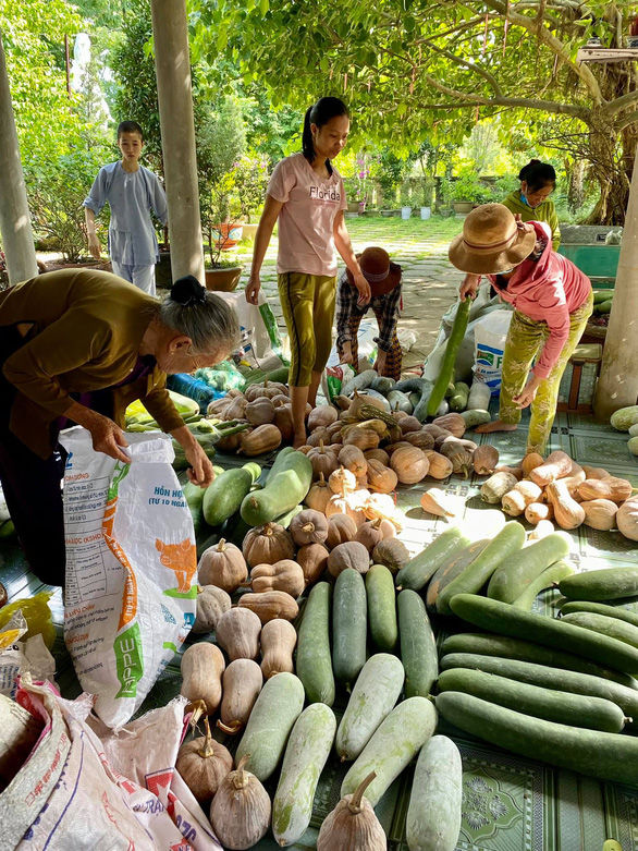 Cụ già mang 2 trái bí ngô ủng hộ Sài Gòn: Bà không có tiền đâu