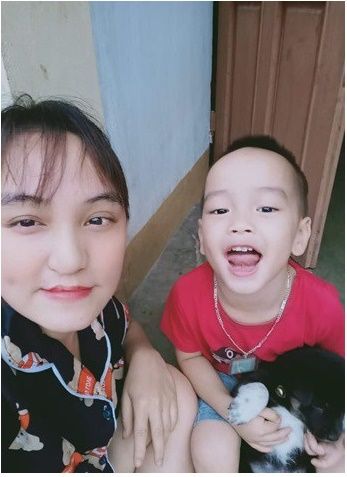 Người mẹ tí hon vượt qua hôn nhân không hạnh phúc, mạnh mẽ nuôi con
