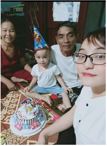 Người mẹ tí hon vượt qua hôn nhân không hạnh phúc, mạnh mẽ nuôi con