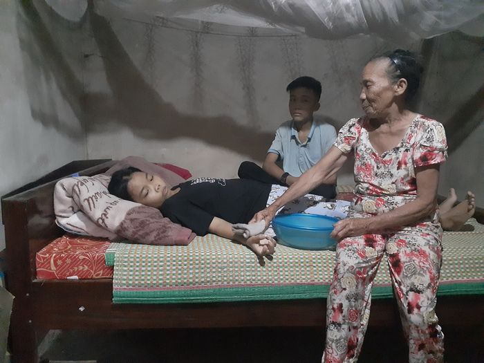 Người phụ nữ 20 năm mặc cảm: Chồng bệnh, con nửa năm chưa được ăn thịt