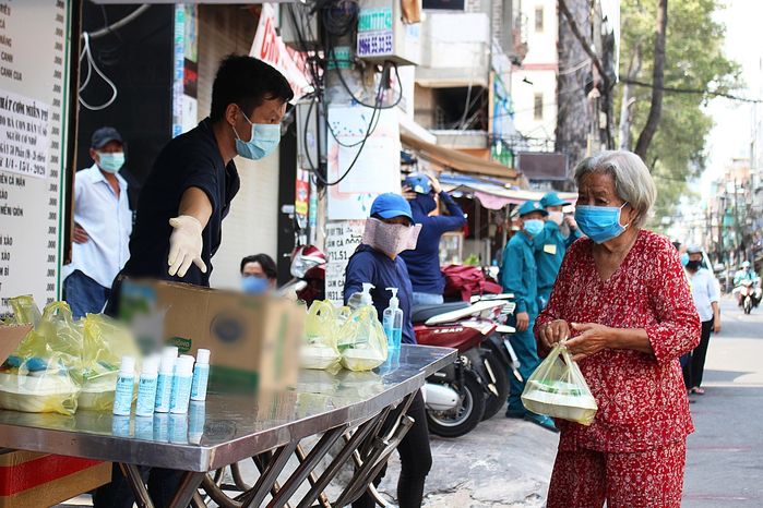 Người phụ nữ SG hơn nửa tháng nấu cơm mời ông cụ hàng xóm ở một mình