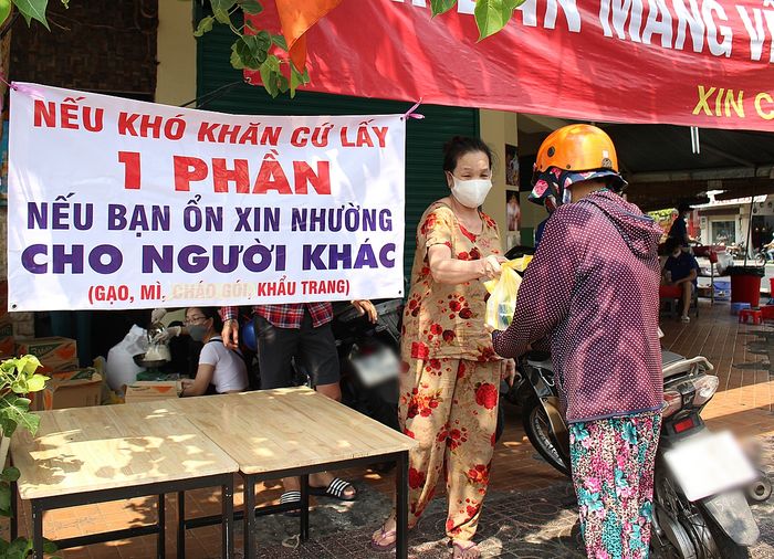 Người phụ nữ SG hơn nửa tháng nấu cơm mời ông cụ hàng xóm ở một mình
