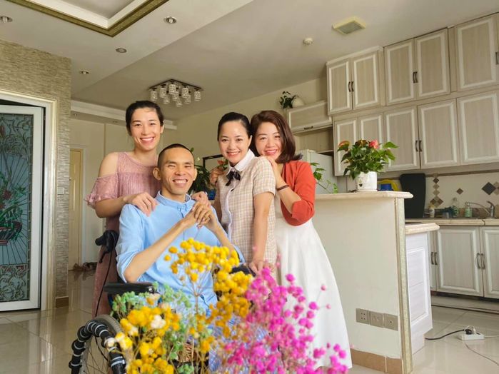 Ngưỡng mộ chuyện tình của cô gái 9x với bạn trai chỉ nằm một chỗ