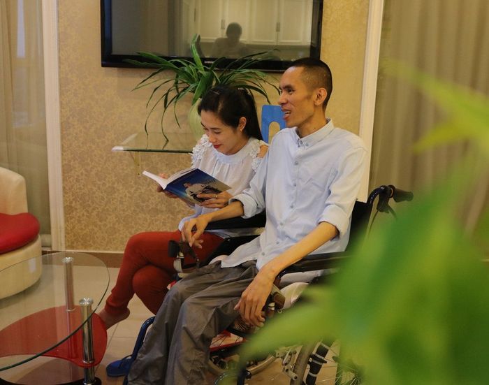 Ngưỡng mộ chuyện tình của cô gái 9x với bạn trai chỉ nằm một chỗ