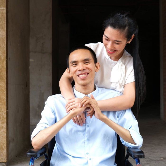 Ngưỡng mộ chuyện tình của cô gái 9x với bạn trai chỉ nằm một chỗ