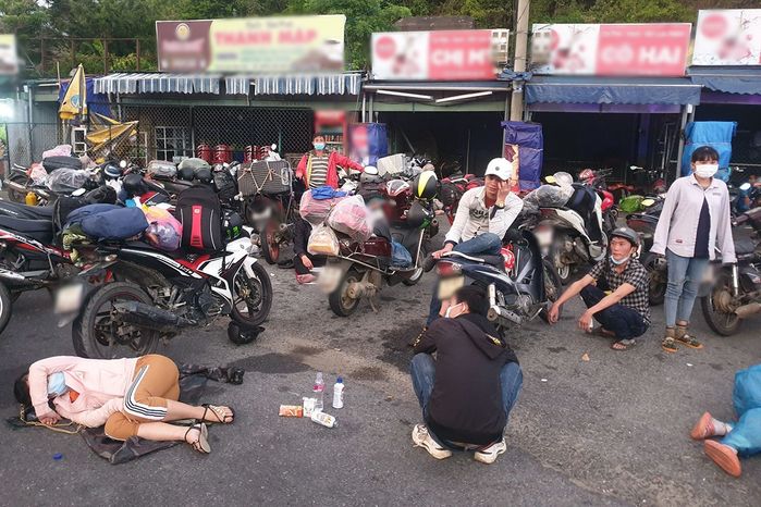 Nhà 5 người từ SG về Lào Cai tránh dịch, may gặp ông bụt giữa đường