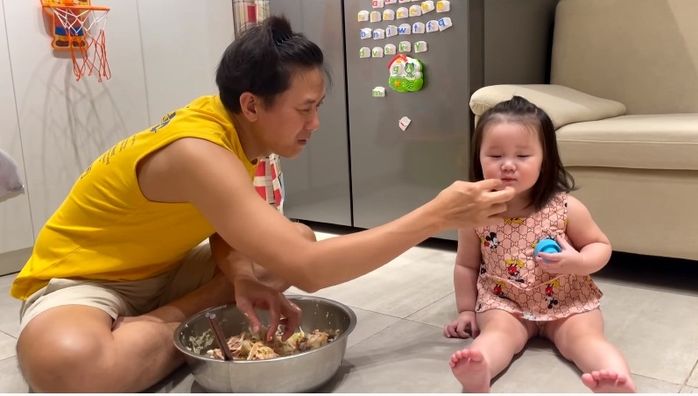 Nhớ biển, vợ con Quách Ngọc Tuyên lên đồ đi trong tưởng tượng