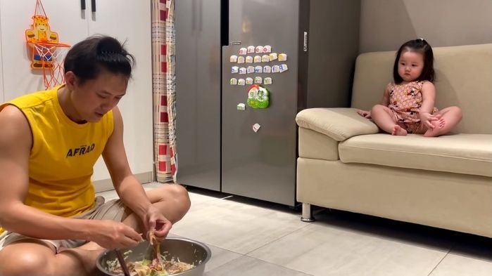 Nhớ biển, vợ con Quách Ngọc Tuyên lên đồ đi trong tưởng tượng
