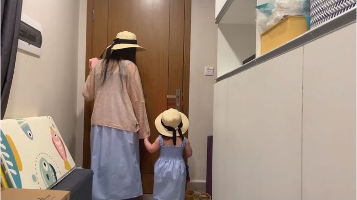 Nhớ biển, vợ con Quách Ngọc Tuyên lên đồ đi trong tưởng tượng