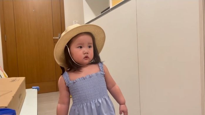 Nhớ biển, vợ con Quách Ngọc Tuyên lên đồ đi trong tưởng tượng