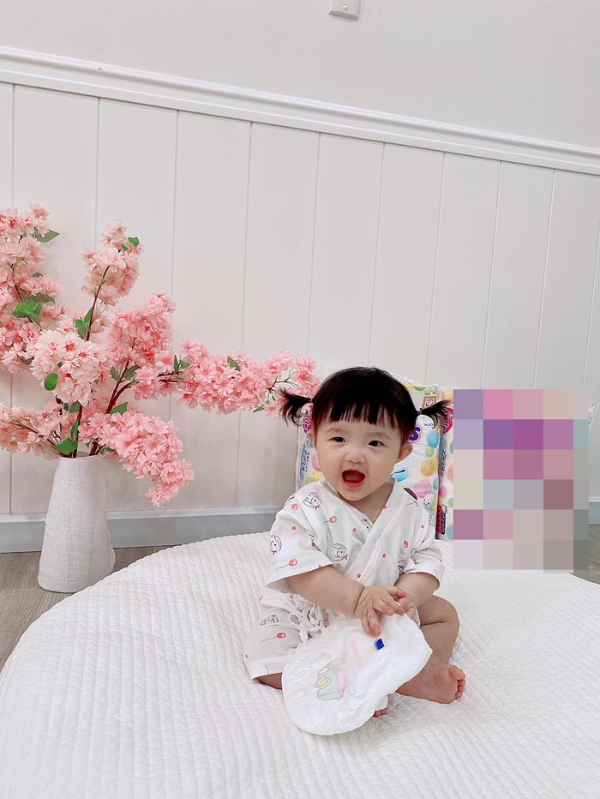 Nhóc tỳ Vbiz đi làm từ sớm: con Hiếu Hiền chỉ 6 tiếng sau khi sinh