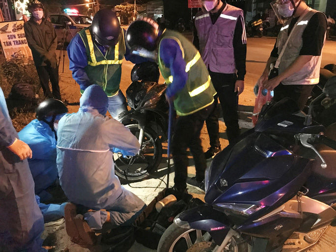 Nhóm tình nguyện trẻ ngày đêm cứu hộ xe máy cho người từ TP.HCM về quê