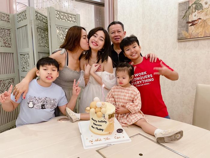 Như Phúc Hướng Nghiệp: 41 tuổi làm mẹ 4 con, con gái lớn du học Mỹ!