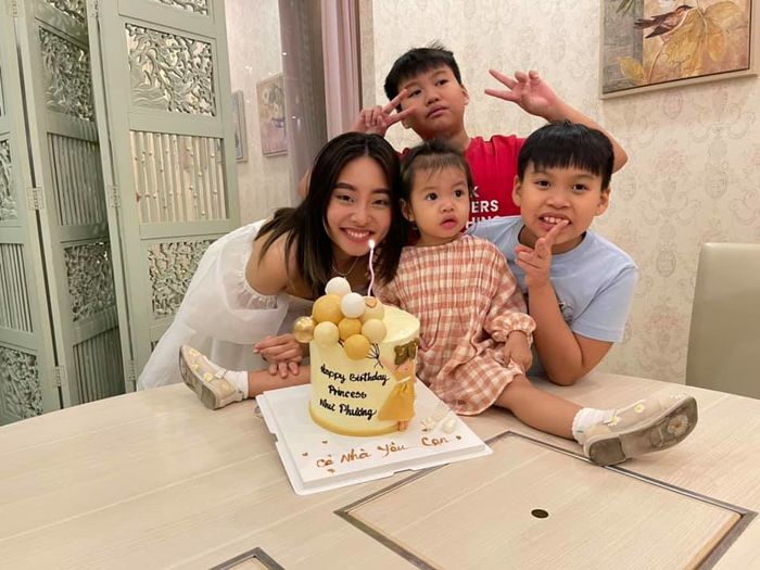 Như Phúc Hướng Nghiệp: 41 tuổi làm mẹ 4 con, con gái lớn du học Mỹ!