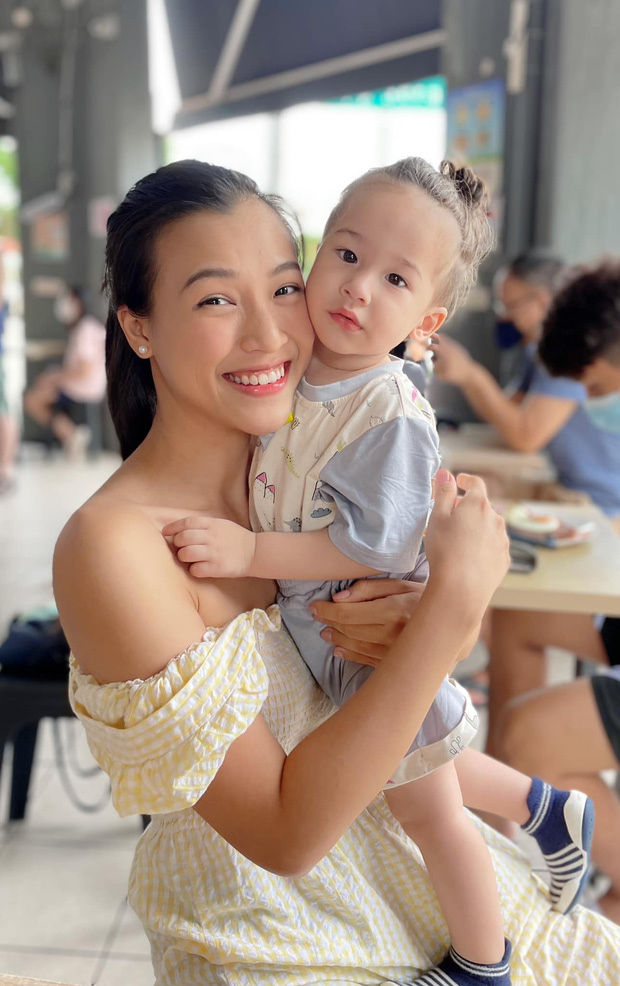Những bà mẹ sao Việt cho con trai để tóc dài mượt
