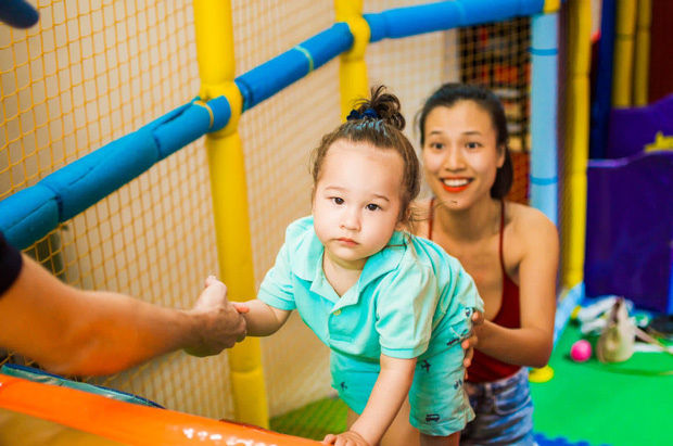 Những bà mẹ sao Việt cho con trai để tóc dài mượt