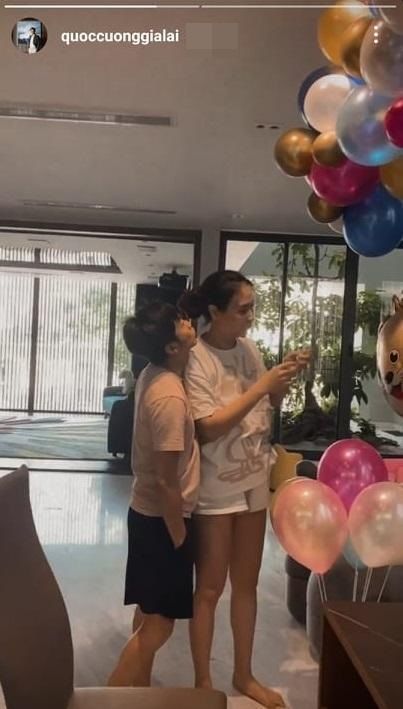 Những đôi chồng thấp vợ cao: Cường Đôla phải nhón để hôn vợ