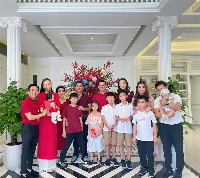 Nhóc tì Vbiz vừa là rich kid từ bé, vừa có ông bà nội siêu quyền lực