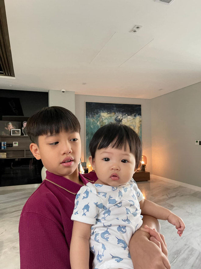 Nhóc tì Vbiz vừa là rich kid từ bé, vừa có ông bà nội siêu quyền lực