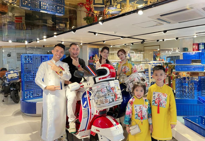 Nhóc tì Vbiz vừa là rich kid từ bé, vừa có ông bà nội siêu quyền lực