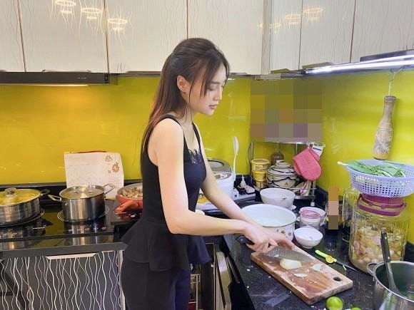 Những sao việt có thù với bếp: Hari Won không phân biệt được hành tỏi
