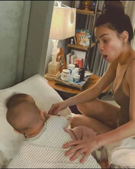Nỗi khổ sinh đôi của Hồ Ngọc Hà: Một món đồ chơi 2 em đè nhau giành