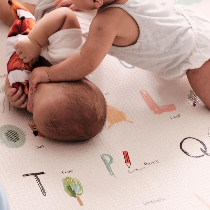 Nỗi khổ sinh đôi của Hồ Ngọc Hà: Một món đồ chơi 2 em đè nhau giành