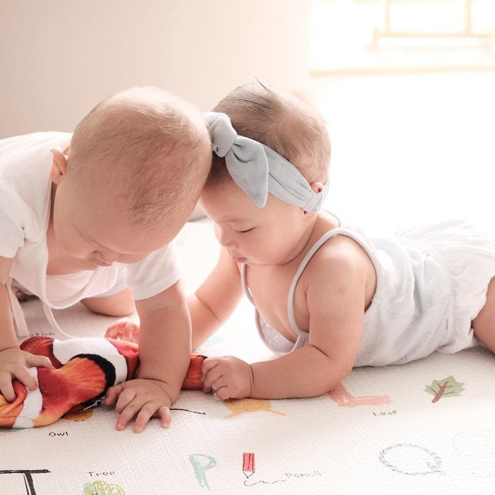 Nỗi khổ sinh đôi của Hồ Ngọc Hà: Một món đồ chơi 2 em đè nhau giành