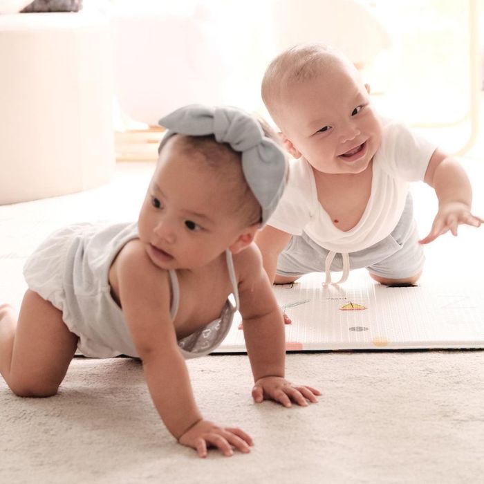Nỗi khổ sinh đôi của Hồ Ngọc Hà: Một món đồ chơi 2 em đè nhau giành