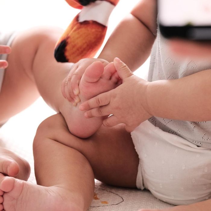 Nỗi khổ sinh đôi của Hồ Ngọc Hà: Một món đồ chơi 2 em đè nhau giành