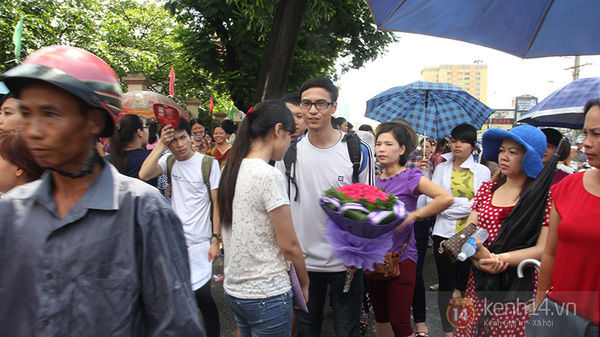 Chàng trai ôm hoa đến điểm thi, phụ huynh trêu: Chờ bạn gái hả?