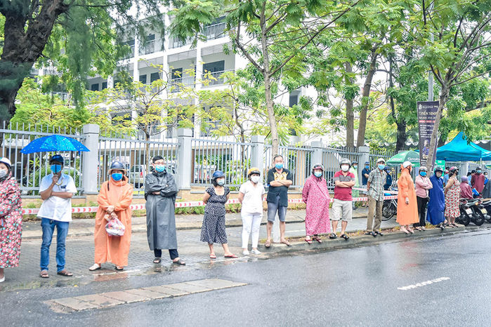 Chàng trai ôm hoa đến điểm thi, phụ huynh trêu: Chờ bạn gái hả?