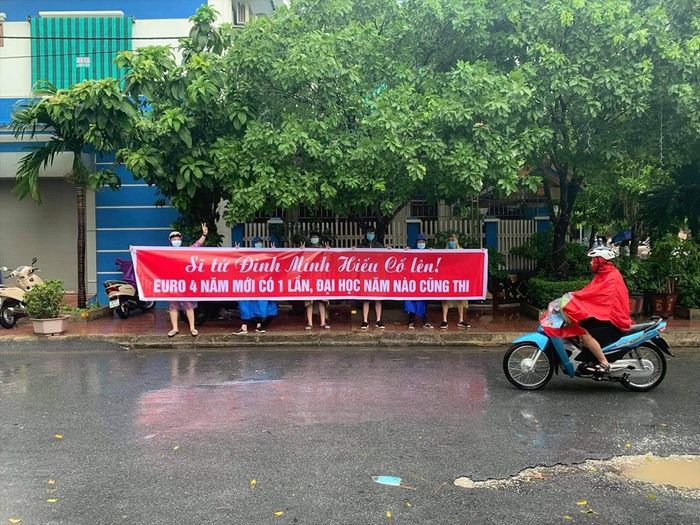 Chàng trai ôm hoa đến điểm thi, phụ huynh trêu: Chờ bạn gái hả?